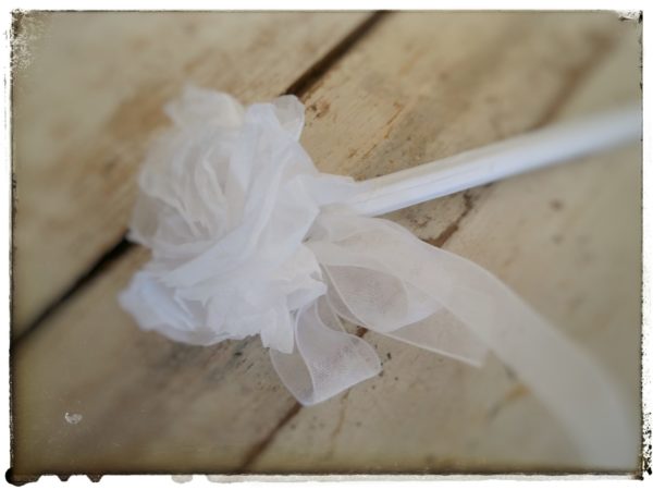 crayon fleur papier de soie blanche