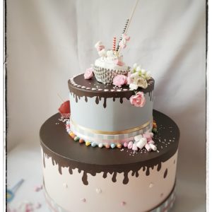 Urne En Forme De Gateau Bonbons Et Chamallow Atelier Plume D Ange